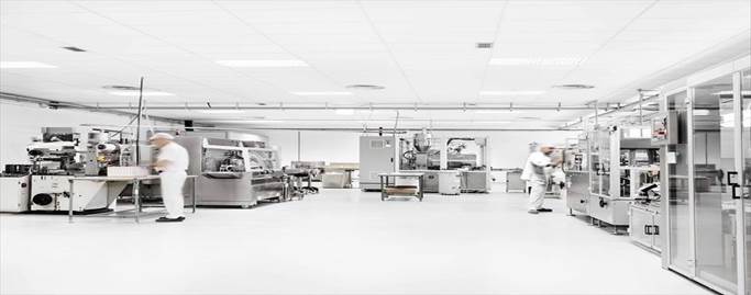 Varios trabajadores en el área de fabricación de la planta de Laboratorios Verkos, situada en Pinseque y cuya marca comercial es ‘Kemphor’. - SERVICIO ESPECIAL